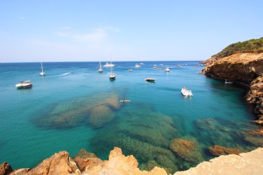 Kristal suları güzel köy ve beach Sa Riera, Akdeniz, Katalonya, İspanya yakın birkaç tekneler Lagoon