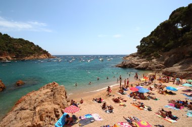 Tamariu, Girona, İspanya - 4 Temmuz 2015 yılında: çok turist Costa Brava'nın harika plajları ve köyleri yaz tatillerini geçirmek. Doğu Akdeniz deniz İspanya'nın, bu ülkenin en güzel bölgelerinden biri olduğunu