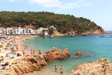 Tamariu, Girona, İspanya - 4 Temmuz 2015 yılında: çok turist Costa Brava'nın harika plajları ve köyleri yaz tatillerini geçirmek. Doğu Akdeniz deniz İspanya'nın, bu ülkenin en güzel bölgelerinden biri olduğunu