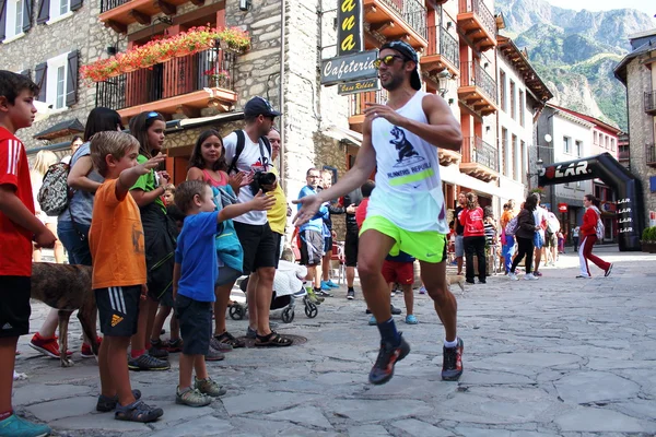 Benasque, spanien - 26. juli 2015: trailläufer, die bei einem der fünf rennen des gran trail aneto posets (gtap) des jahres 2015 auf ihrem letzten spurt das ziel erreichen wollen. — Stockfoto