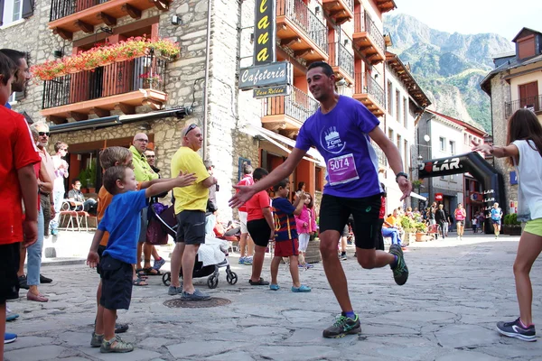 Benasque, İspanya - 26 Temmuz 2015 yılında: Trail koşucular son kendi acele bir Gran Trail Aneto Posets (Gtap) 2015 yılında beş yarış sırasında bitiş çizgisine ulaşmak için zor iterek.