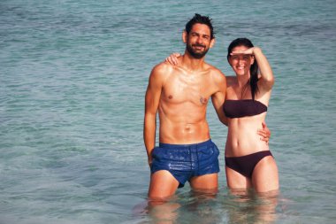 Genç çift Ses Illetes Beach Formentera, Balear Adaları, İspanya kamera önünde poz.