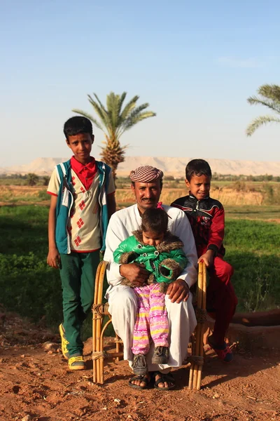 Dakhla Oasis, Égypte - 2 avril 2015 : Une famille de bédouins posant devant la caméra avec leurs propres terres à l'envers. Pendant des siècles, la société bédouine a régné dans le désert égyptien occidental . — Photo