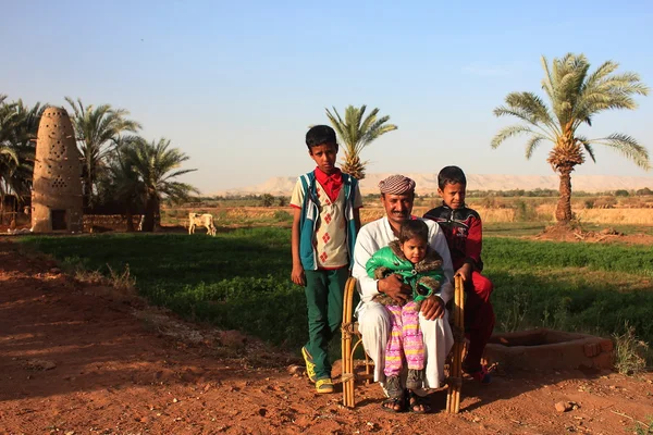 Dakhla Oasis, Egipto - 2 de abril de 2015: Una familia beduina posando frente a la cámara con su propia tierra al revés. Durante siglos la sociedad beduina ha gobernado en el desierto egipcio occidental . — Foto de Stock