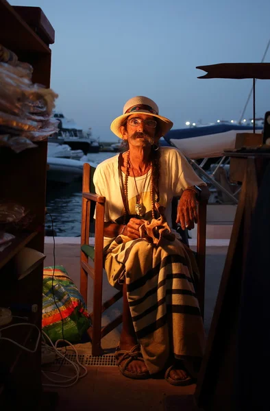 La sabina, Formentera, Spanien - 5. August 2015: Ein alter Mann verkauft seine handgefertigten Souvenirs auf einem Hippie-Markt in Formentera. Diese Handelsmärkte sind auf den Balearen im Sommer sehr verbreitet. — Stockfoto