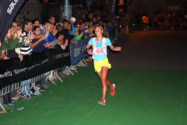 Aldeia de Baga, Espanha - 19 de setembro de 2015: campeã de corrida de palavras, a Sra. Emelie Forsberg comemora sua primeira posição na corrida final da Sky Runner World Series — Fotografia de Stock