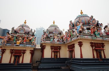 Sri Mariamman Tapınağı, Singapur'daki en eski hindu Tapınağı çatı üzerine renkli heykelleri