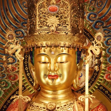 Singapur - 16 Ekim 2015 yılında: evine Buda s diş kalıntı bulunduğu iddia daraltılmış bir stupa Myanmar 1980 yılında inşa edilmiş Buda diş Relic tapınak ana Buda heykelinin portre.