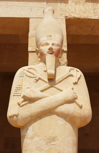 Statue der Königin Hatschepsut, die den Haupteingang ihres zwischen 1508 und 1458 v. Chr. erbauten Tempels umgibt, auf halbem Weg zwischen dem Tal der Könige und dem Tal der Königinnen, Luxor (antikes Theben), Ägypten. — Stockfoto