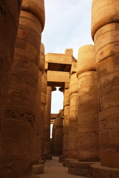 Piękny widok na hol kolumnowy Wielkiej Świątyni Karnak w ciepły wieczór Wielkanoc. Luksor, Egipt. — Zdjęcie stockowe