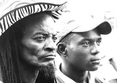 Yaounde, Kamerun - 25 Ocak 2009: Ahmadou Ahidjo Stadyumu, Kamerunlu millî futbol ev yeri terk etmek Futbol Milli takım için bekleyen bir destekçisi portresi.