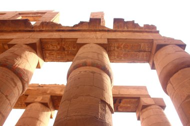 Karnak Tapınağı sıcak bir Paskalya akşam sırasında büyük Hipostil Salon harika manzara. Luksor, Mısır.