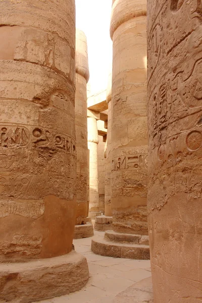 Hermosa vista del Gran Salón Hipóstilo del Templo de Karnak durante una cálida noche de Pascua. Luxor, Egipto . — Foto de Stock