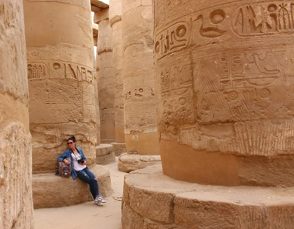 Junge schöne Frau beim Fotografieren zwischen den Säulen der Hypostilhalle des Karnak-Tempels in Luxor, Ägypten. — Stockfoto