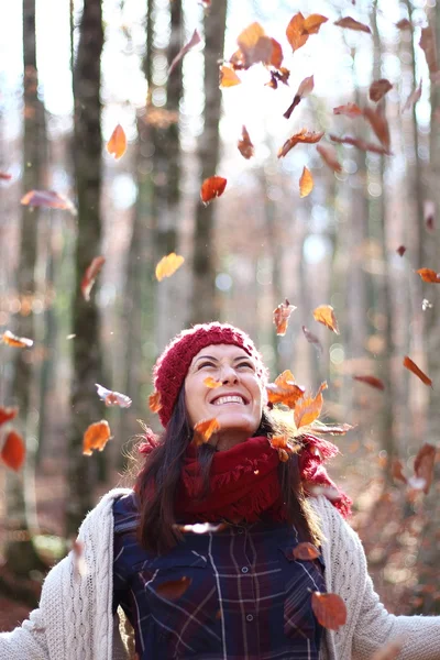 若くてきれいな女性は、オロト村、カタルーニャ、スペインの近くに配置され自然の楽園「ラ Fageda サン ・ ジョルダ」ヨーロッパで最も素晴らしいブナ森ブナの葉で遊ぶ. — ストック写真