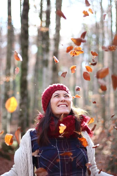 年轻漂亮的女人玩弄山毛榉的叶子在一个最令人惊异的山毛榉森林在欧洲，"La Fageda d'en 若尔达"，靠近西班牙加泰罗尼亚，Olot 村庄自然天堂. — 图库照片