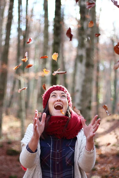 年轻漂亮的女人玩弄山毛榉的叶子在一个最令人惊异的山毛榉森林在欧洲，"La Fageda d'en 若尔达"，靠近西班牙加泰罗尼亚，Olot 村庄自然天堂. — 图库照片