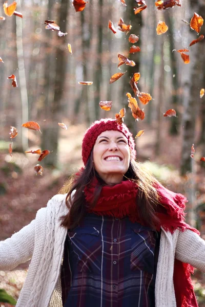 Jeune belle femme joue avec des feuilles de hêtre dans l'une des plus étonnantes forêts de hêtre d'Europe, "La Fageda d'en Jorda", un paradis naturel situé à proximité du village d'Olot, Catalogne, Espagne . Images De Stock Libres De Droits