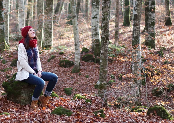 Młoda piękna kobieta w jednym z najbardziej niesamowite lasu bukowego w Europie, "La Fageda d'en Jorda", raj przyrody umieszczone blisko Olot wieś, Katalonia, Hiszpania. — Zdjęcie stockowe