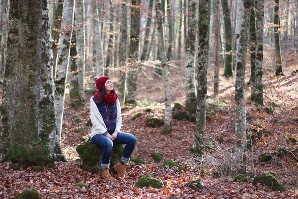 Młoda piękna kobieta w jednym z najbardziej niesamowite lasu bukowego w Europie, "La Fageda d'en Jorda", raj przyrody umieszczone blisko Olot wieś, Katalonia, Hiszpania. — Zdjęcie stockowe