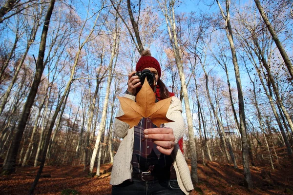 Jovem mulher bonita tirando fotos de folhas de faia em uma das mais incríveis florestas de faia da Europa, "La Fageda d 'en Jorda", um paraíso natural colocado perto da aldeia de Olot, Catalunha, Espanha . — Fotografia de Stock