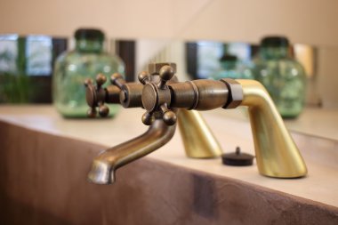 Ayrıntılı bir ülke yazlık otel Girona, Katalonya, İspanya yakın bir lüks oda banyo yerleştirilen bir vintage musluk.