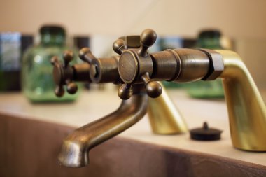 Ayrıntılı bir ülke yazlık otel Girona, Katalonya, İspanya yakın bir lüks oda banyo yerleştirilen bir vintage musluk.
