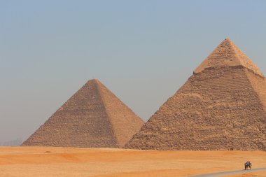 Giza'nın iki büyük piramit arka plan şehirde Cairo ile ana görünümü