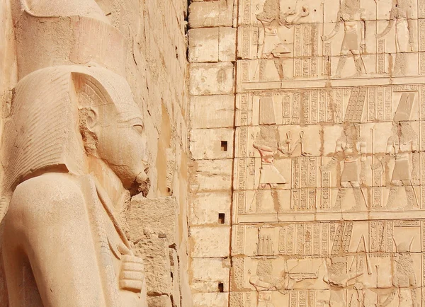 Posąg Ramzesa II z pism i stare ruiny świątyni w Karnaku na tle, Luxor — Zdjęcie stockowe