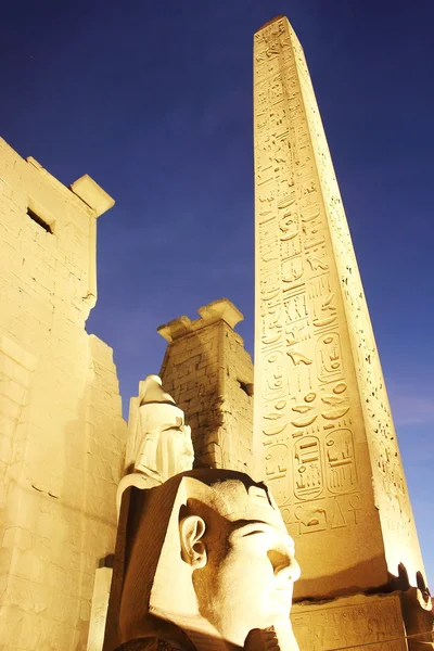 Increíble vista del pilar de pie en la entrada del templo de Luxor, museo al aire libre situado en el Alto Egipto, en la orilla este del Nilo — Foto de Stock