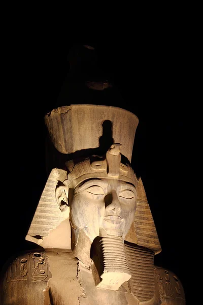 Detalle de la estatua en el templo de Karnak durante una calurosa noche de verano, Luxor — Foto de Stock