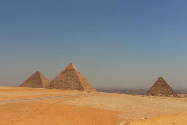 Vue principale des pyramides de Gizeh avec la ville du Caire en arrière-plan — Photo