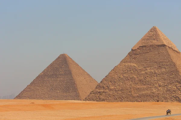 Vue principale des deux plus grandes pyramides de Gizeh avec la ville du Caire en arrière-plan — Photo