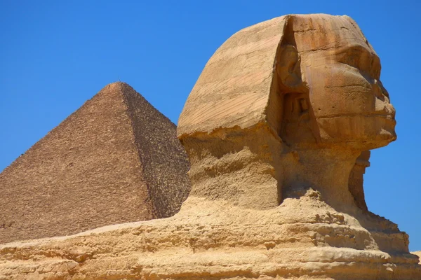 Hauptansicht der großen Sphinx von Giza mit Pyramide rückwärts, Ägypten. — Stockfoto