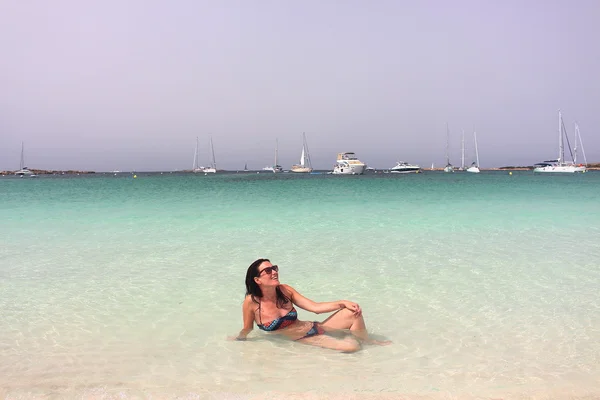 Young beautiful woman enjoys an early morning lonely bath in Espalmador beach, one of the most beautiful spots in Formentera, Balearic Islands, Spain — Stock Photo, Image