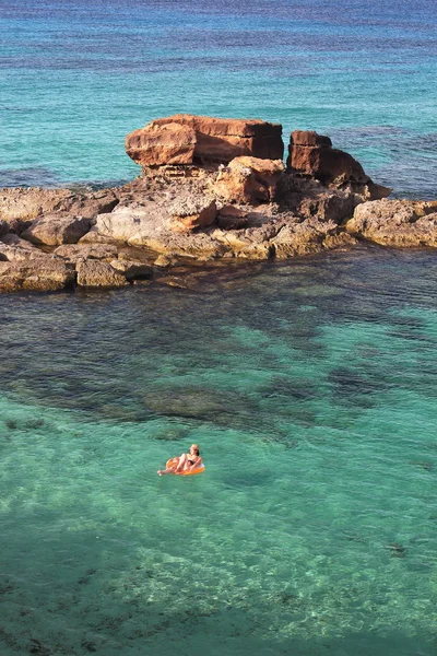 Mladá krásná žena se těší ranní osamělý koupel v "Es calo d'es Morte" beach, jedno z nejkrásnějších míst v Formentera, Baleárské ostrovy, Španělsko — Stock fotografie