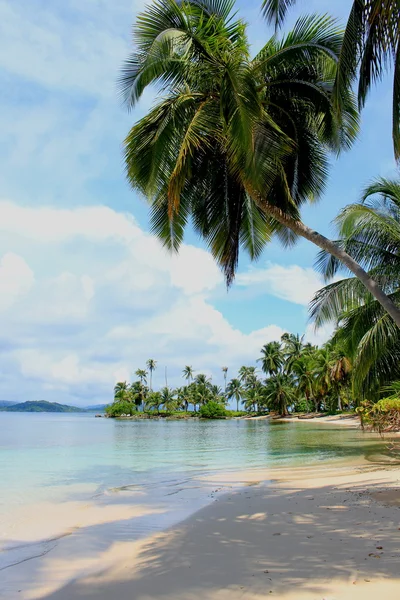 Main view of the southern beach at "Pelicano" Island, close to Yandup Island lodge, kuna indians territory, San Blas, Panama — Stock Photo, Image