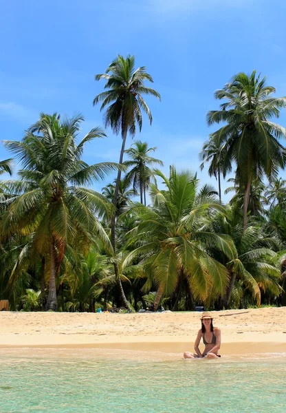 Young beautiful woman enjoying her time and resting close to the sea in the southern beach of "Pelicano" Island, close to Yandup Island lodge, kuna indians territory, San Blas, Panama — Stock Photo, Image