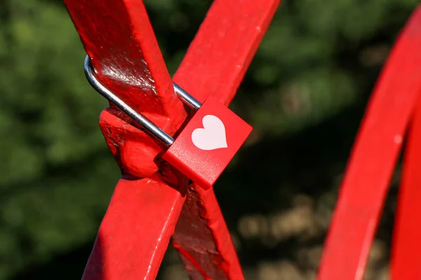 Üzerinde kalp olan küçük kırmızı kilit.