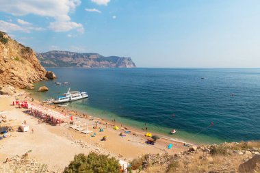 Kumsal ve ılık yaz denizi