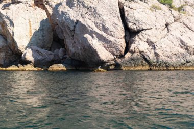 Dağlı güzel deniz manzarası