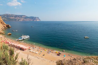 Kumsal ve ılık yaz denizi