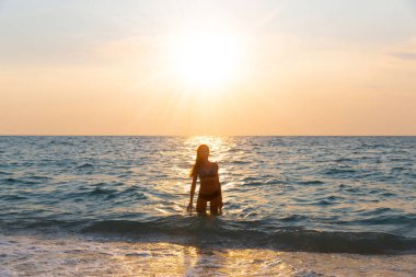 Güzel genç kız sahilde dinleniyor.