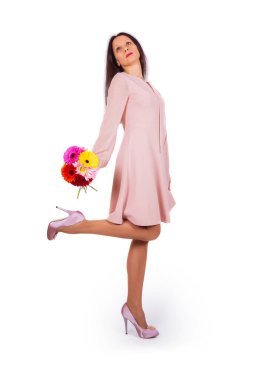 Beyaz arka planda çiçekleri olan çekici bir kadın.