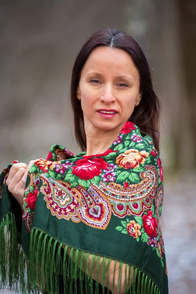 Uma Menina Atraente Roupas Tradicionais Caminha Floresta Inverno — Fotografia de Stock