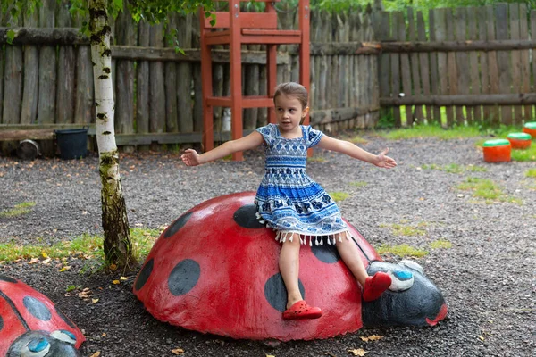 Leuk Klein Meisje Dat Het Park Speelt Zittend Een Gigantisch — Stockfoto