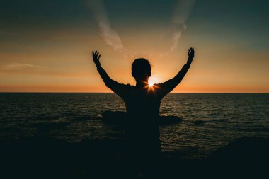 Tanrı 'nın arka planındaki duayı karşılamak için Cennetten eller açıldı. Çift pozlama Silueti.