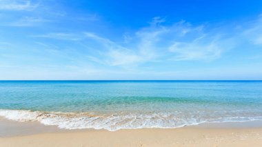 Boş postalar için güzel mavi fikirler. Yazın gökyüzü Turkuaz Bulanık gökyüzü Vintage arka plan doğa. 