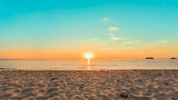 Increíble Puesta Sol Playa Hermoso Paisaje Del Océano Hora Verano —  Fotos de Stock