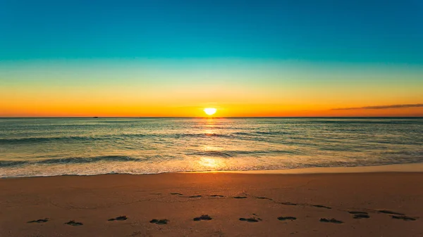 Increíble Puesta Sol Playa Hermoso Paisaje Del Océano Hora Verano —  Fotos de Stock